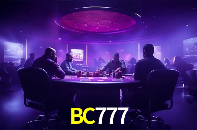 Escena dinámica inspirada en casino con iluminación BC777, cartas, fichas e íconos de juegos digitales en un espacio moderno de juegos.
